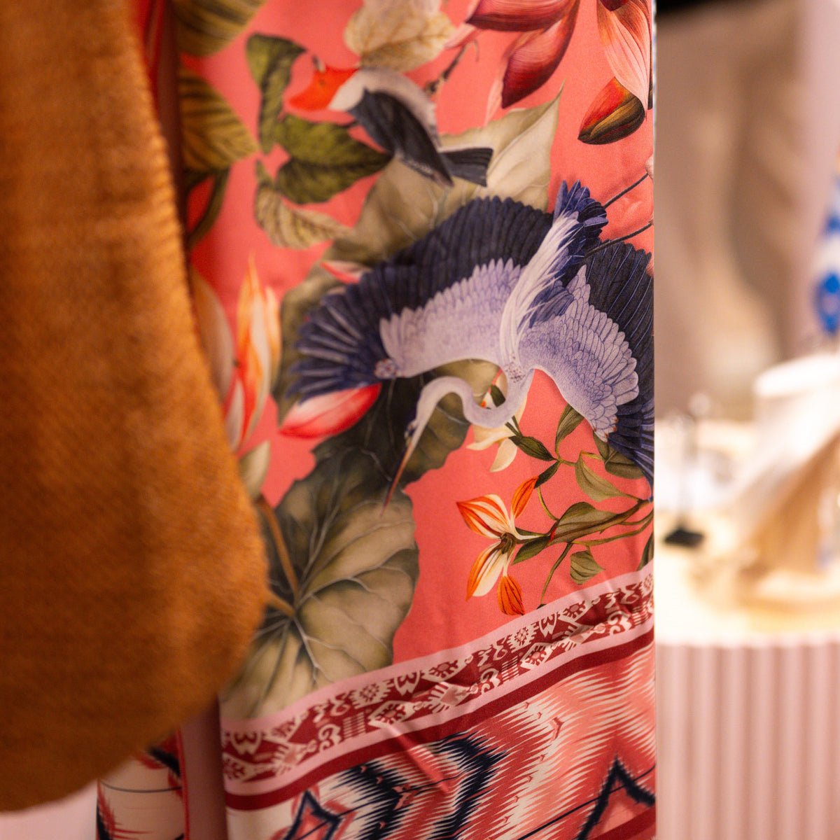 Nahaufnahme des Delirio Japonés-Kranichdesigns aus Polyester