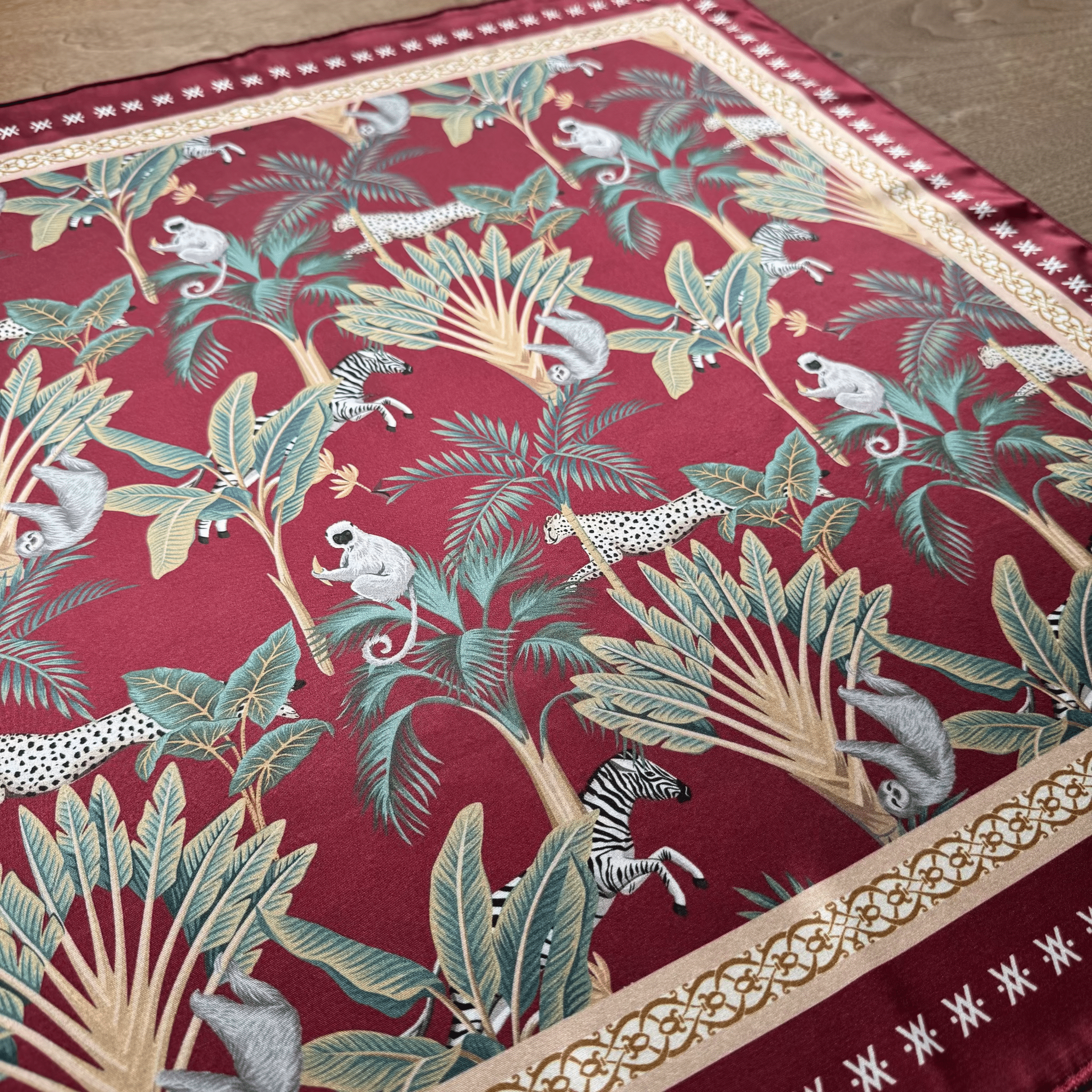 Foulard Bordeaux Leopard als Pareo oder Schal tragbar