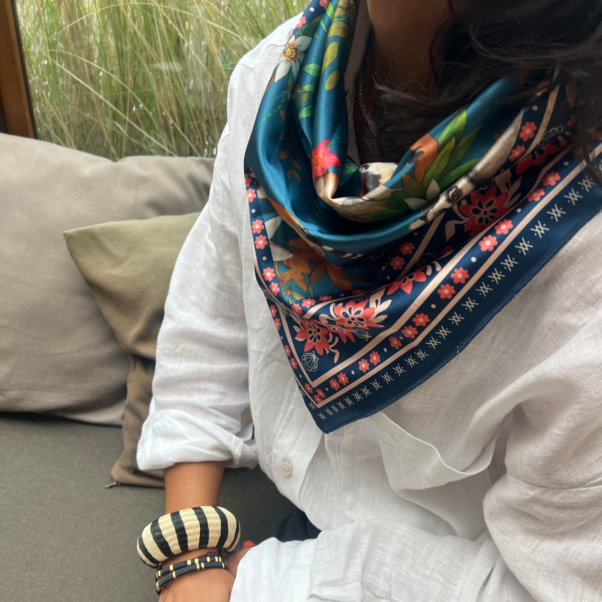 Foulard Green Lemur als Schal gebunden – handgemachter Look