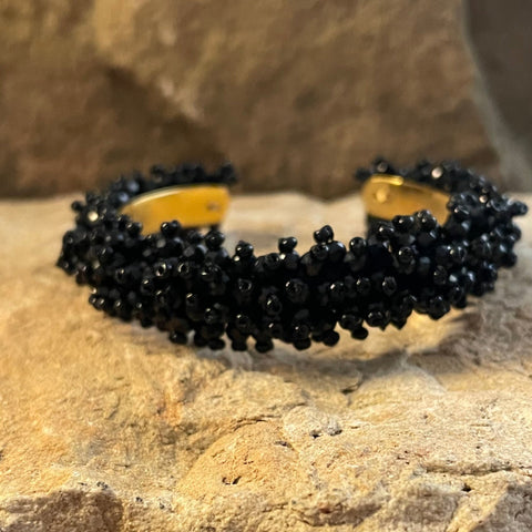 Armreif von Tina Botero Encanto in Schwarz