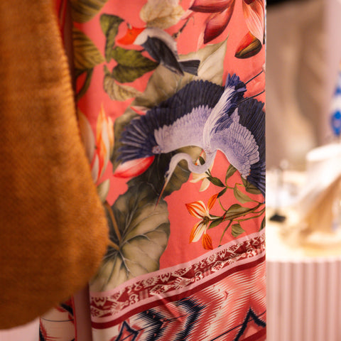 Nahaufnahme des Delirio Japonés-Kranichdesigns aus Polyester