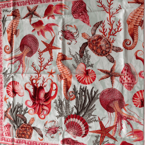 Nahaufnahme des Mar-Rosado-Prints mit floralen Mustern auf weichem Stoff