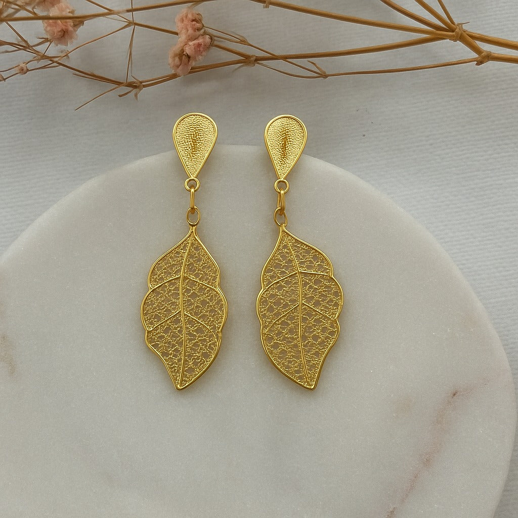 Dangling leaf earring