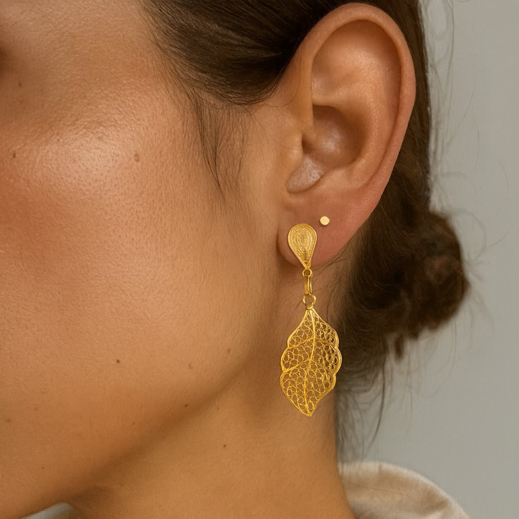 Dangling leaf earring