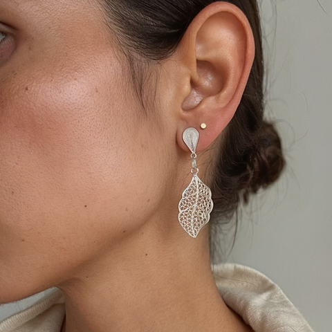 Dangling leaf earring Silver