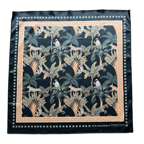 Detailansicht des Leopardenmusters auf dem Foulard