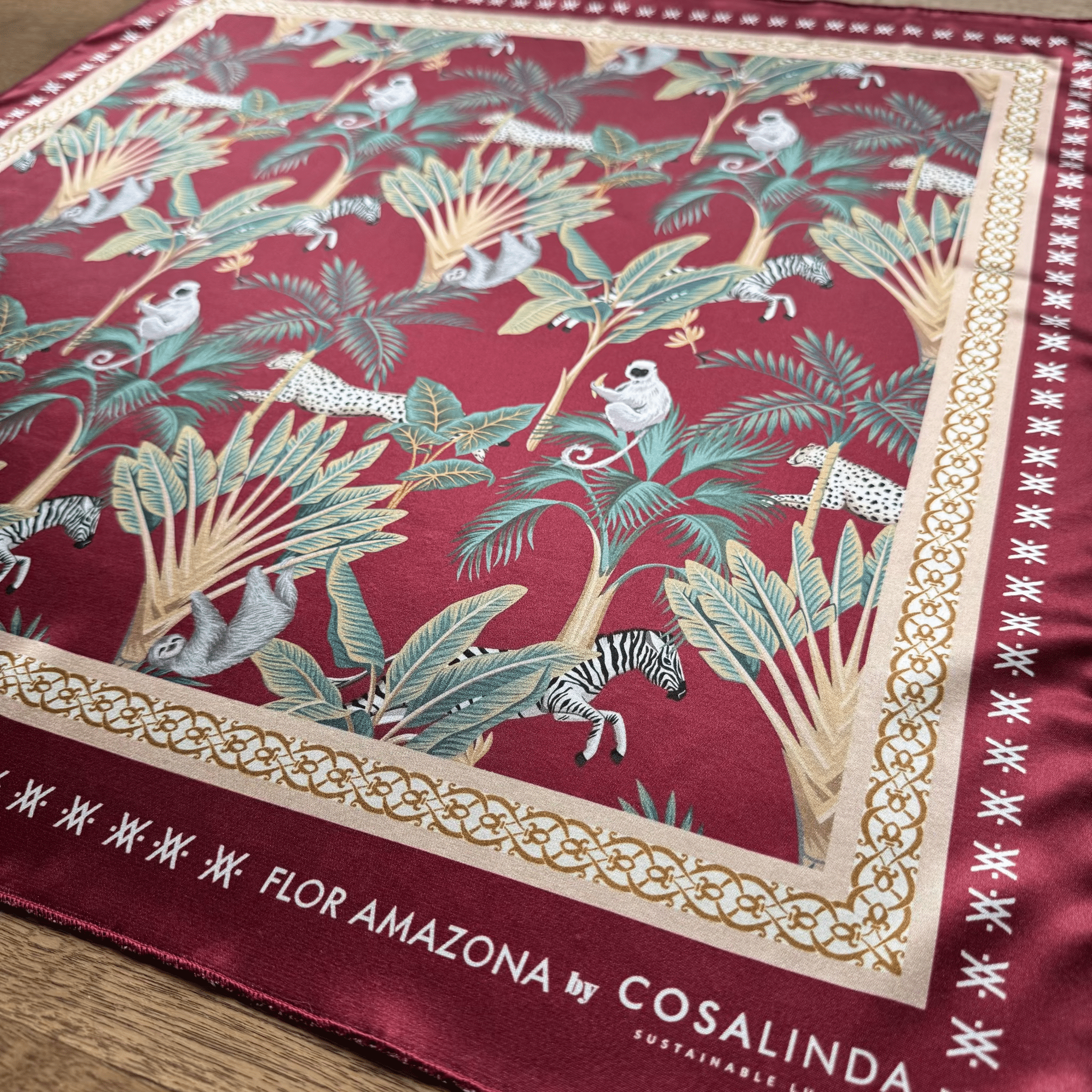 Nahaufnahme des Leopardenmusters in Weinrot und Beige