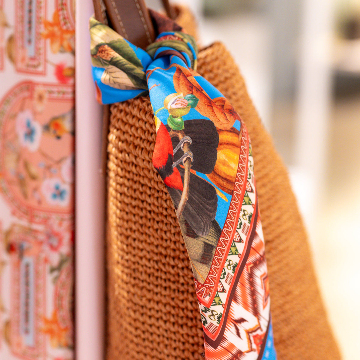 Foulard mit buntem Urwald-Desing, handgefertigt aus Polyester