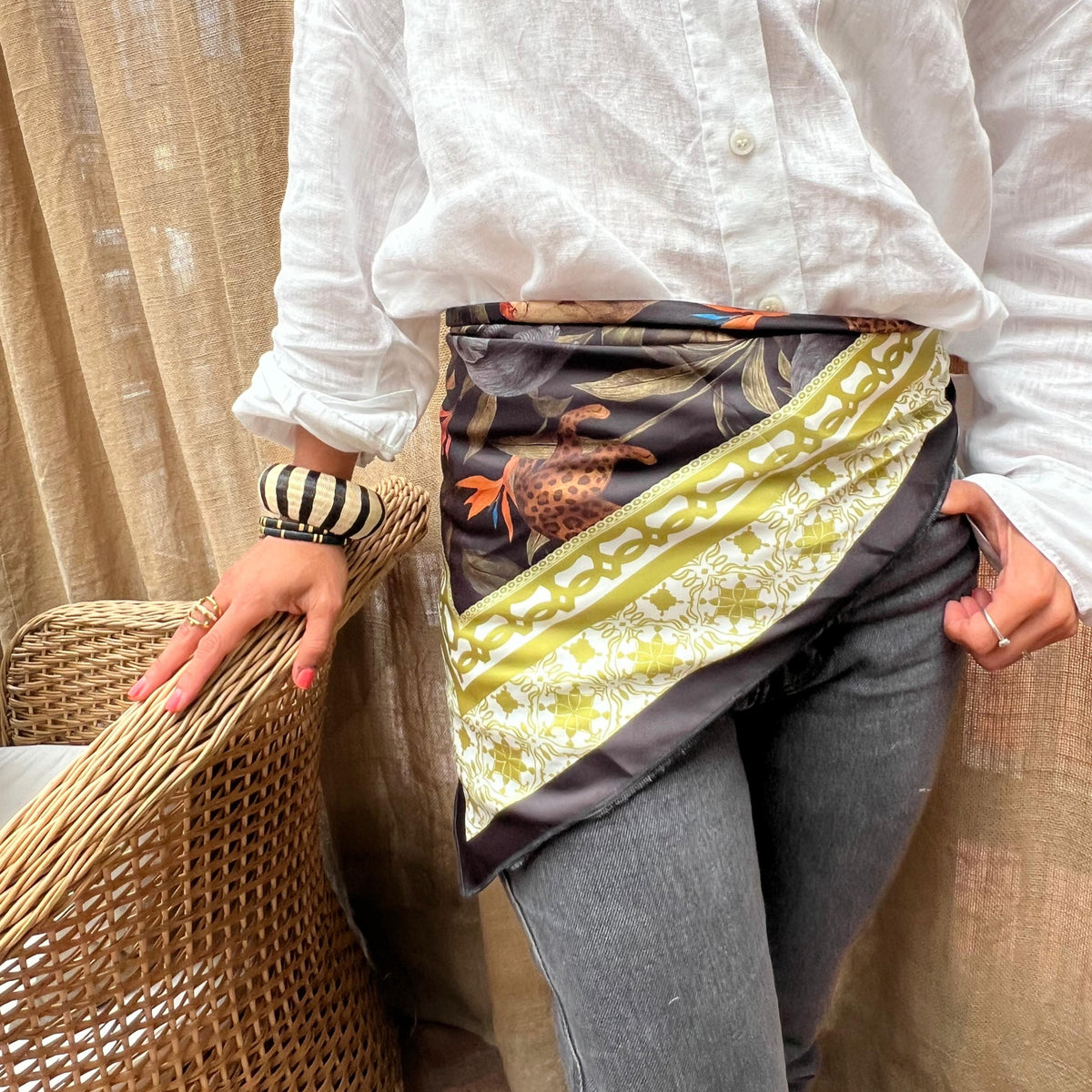Foulard als Pareo gebunden mit tropischem Elefantenprint