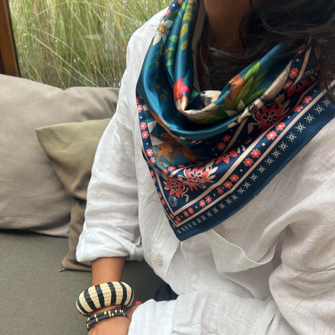 Foulard Green Lemur als Schal gebunden – handgemachter Look