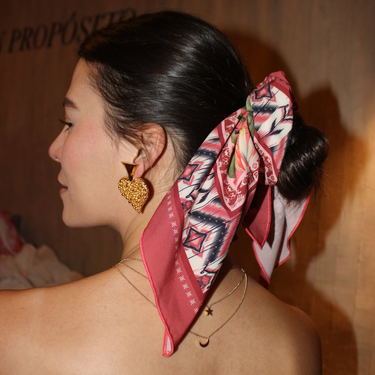 Foulard Grullas als Haardecko gebunden – inspiriert von japanischer Eleganz
