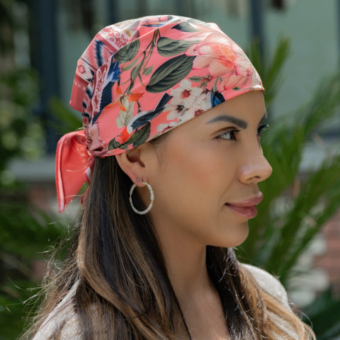 Foulard Grullas als Kopfbedeckung gebunden – inspiriert von japanischer Eleganz