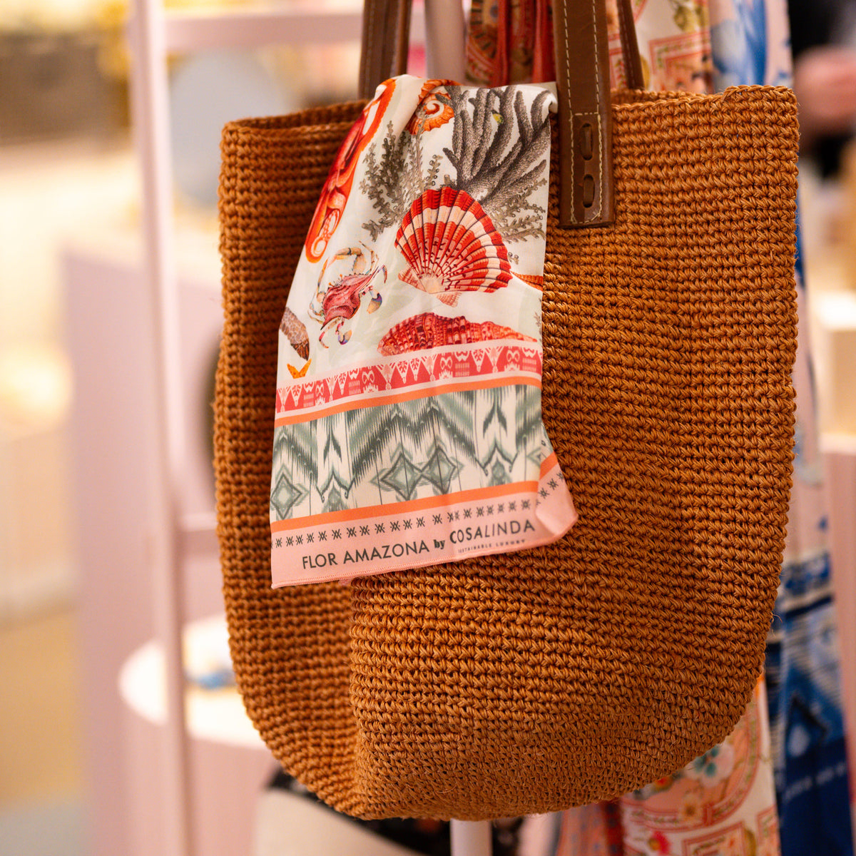 Foulard Mar Rosado mit pinkem Muster aus Polyester an einer Tasche gestylt