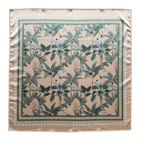 Detailansicht des Leopardenmusters auf dem Foulard
