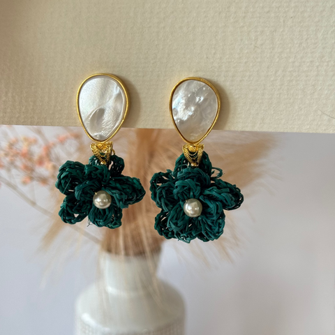 Shell Garden Iraca Flower Earrings