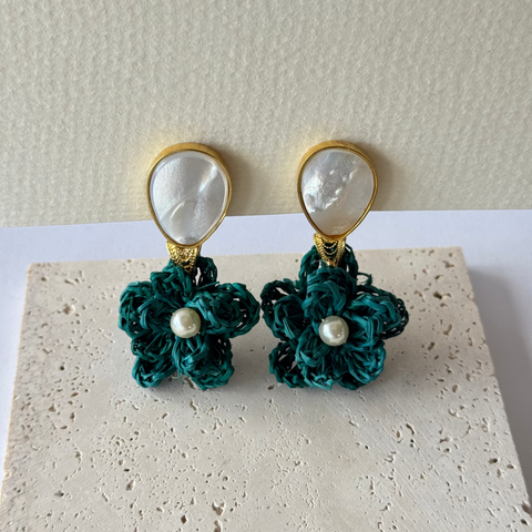 Shell Garden Iraca Flower Earrings