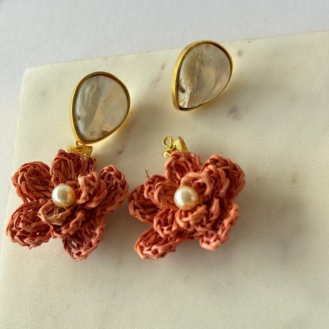 Shell Garden Iraca Flower Earrings