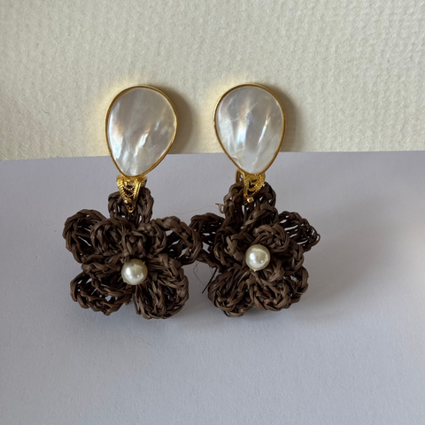 Shell Garden Iraca Flower Earrings