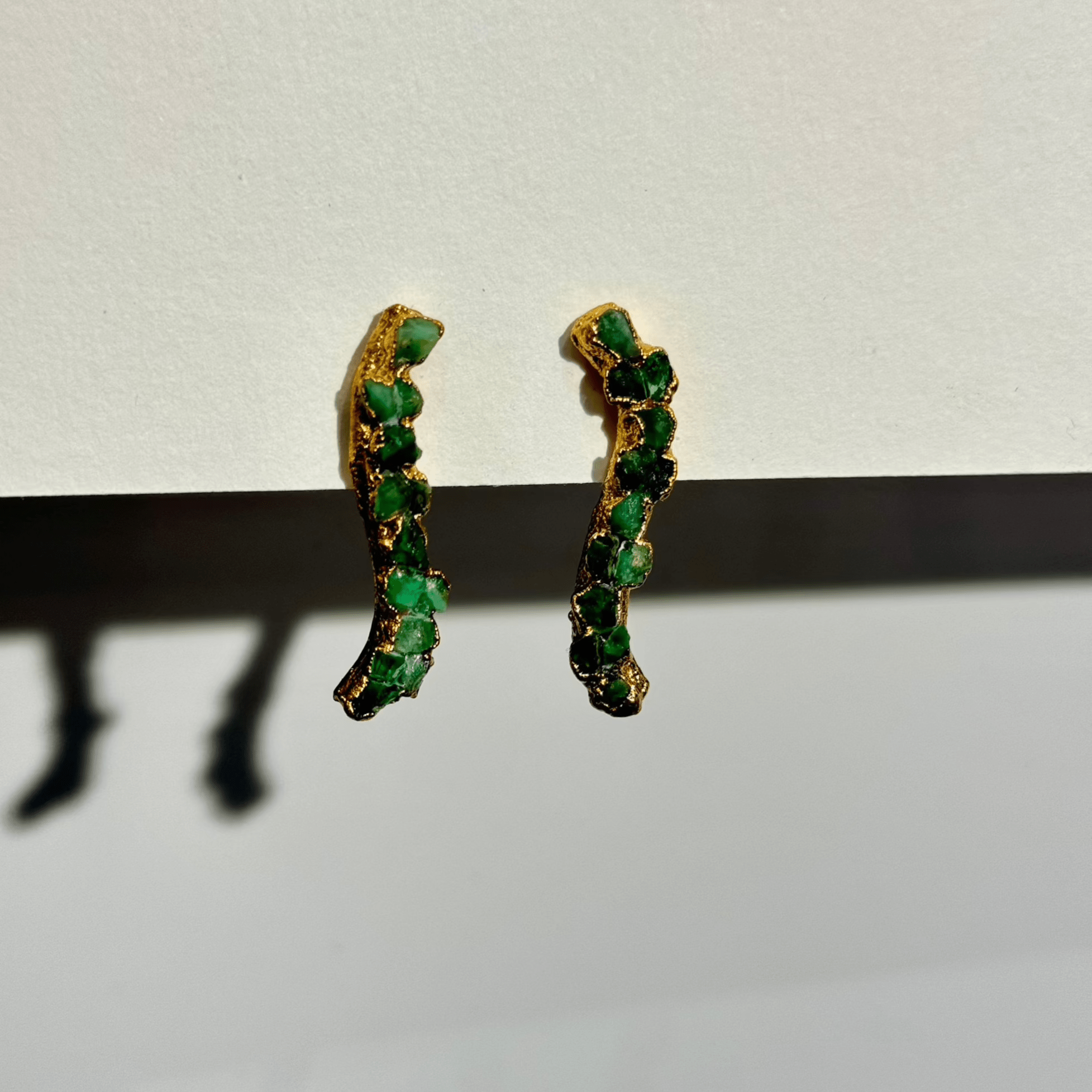 Ohrringe Waves Emerald Studs von Emeralds by CosaLinda