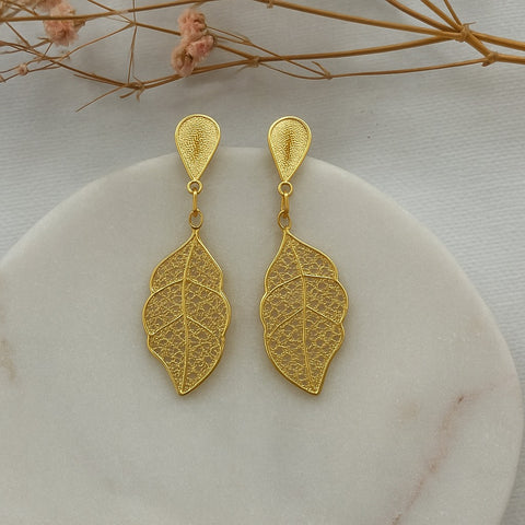 Dangling leaf earring