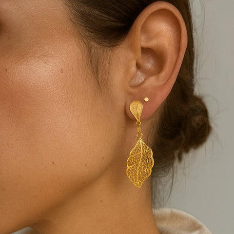 Dangling leaf earring