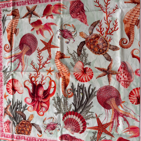 Nahaufnahme des Mar-Rosado-Prints mit floralen Mustern auf weichem Stoff