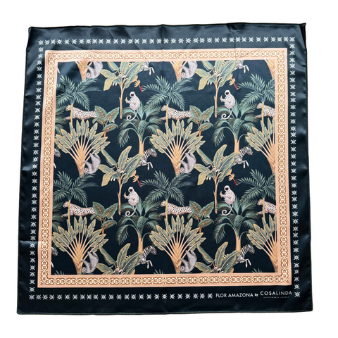 Detailansicht des Leopardenmusters auf dem Foulard