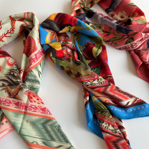 Foulard Mar Rosado gelegt und gebunden, sommerlich gestylt