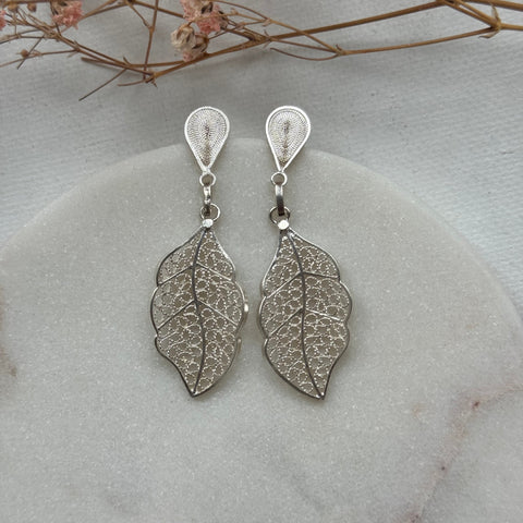 Dangling leaf earring Silver