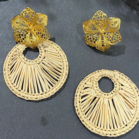 Ohrring Iraca Gardenia Mystic Earrings in Beige von Ana Carolina Valencia