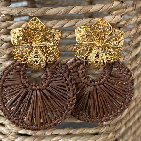 Ohrring Iraca Gardenia Mystic Earrings in Braun von Ana Carolina Valencia