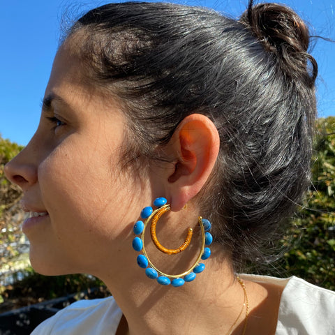 Ohrring Ariel Midi Hoops in Türkis mit Braun