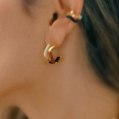 Ohrring Bruma Hoops von Bamboleira in Weiss, Rot, Schwarz