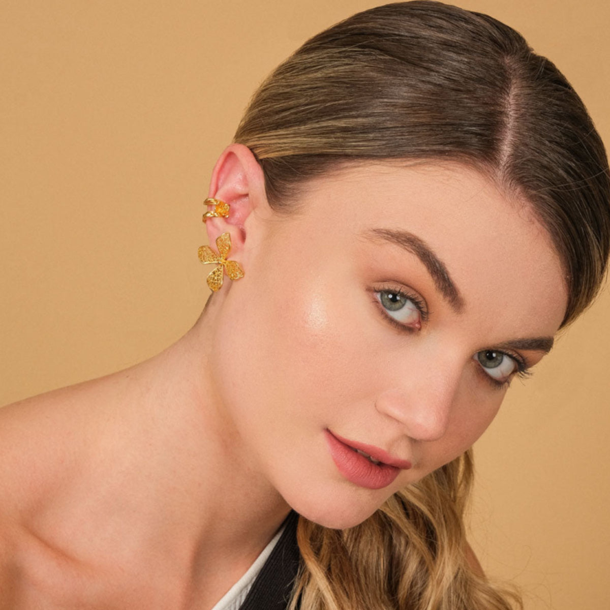 Ohrring Gardenia Flower Studs von Ana Carolina Valencia