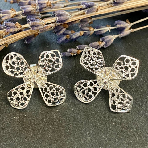 Ohrring Gardenia Flower Studs in Silber von Ana Carolina Valencia
